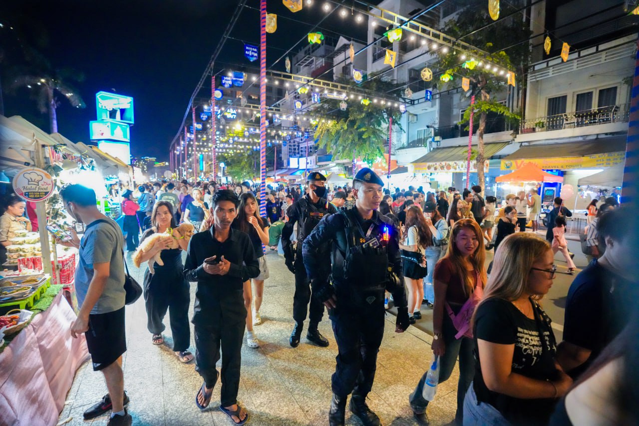 កម្លាំងកងរាជអាវុធហត្ថរាជធានីភ្នំពេញ ចូលរួមល្បាត ការពារ​សន្តិសុខ​ សុវត្ថិភាព​ រក្សាសណ្ដាប់​ធ្នាប់​ និងសង្គ្រោះបន្ទាន់ ​ជូន​បងប្អូន​ប្រជាពលរដ្ឋ​ ធ្វើដំណើរកំសាន្ត នៅតាមដងផ្លូវថ្មើរជើង (Walk Street) ថ្ងៃទី០៦  ខែកញ្ញា ឆ្នាំ២០២៥..