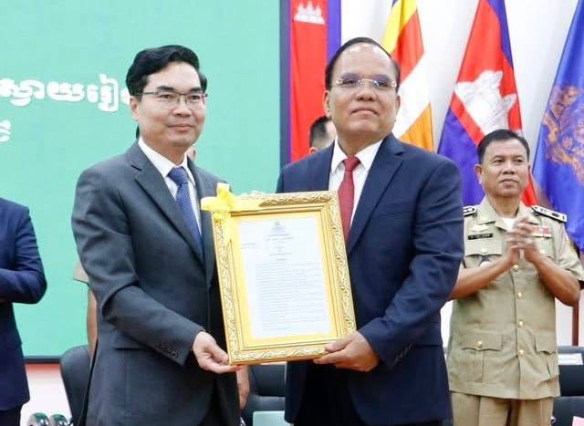 ឯកឧត្តម ប៊ុន ហុន រដ្ឋលេខាធិការក្រសួងមហាផ្ទៃ ជាតំណាងដ៏ខ្ពង់ខ្ពស់ឯកឧត្តមអភិសន្តិបណ្ឌិត ចូលកាន់មុខតំណែងអភិបាលរងស សុខា ឧបនាយករដ្ឋមន្ត្រី រដ្ឋមន្ត្រីក្រសួងមហាផ្ទៃ បានអញ្ជើញជាអធិបតីពិធីប្រកាស នៃគណៈអភិបាលខេត្តស្វាយរៀង ..