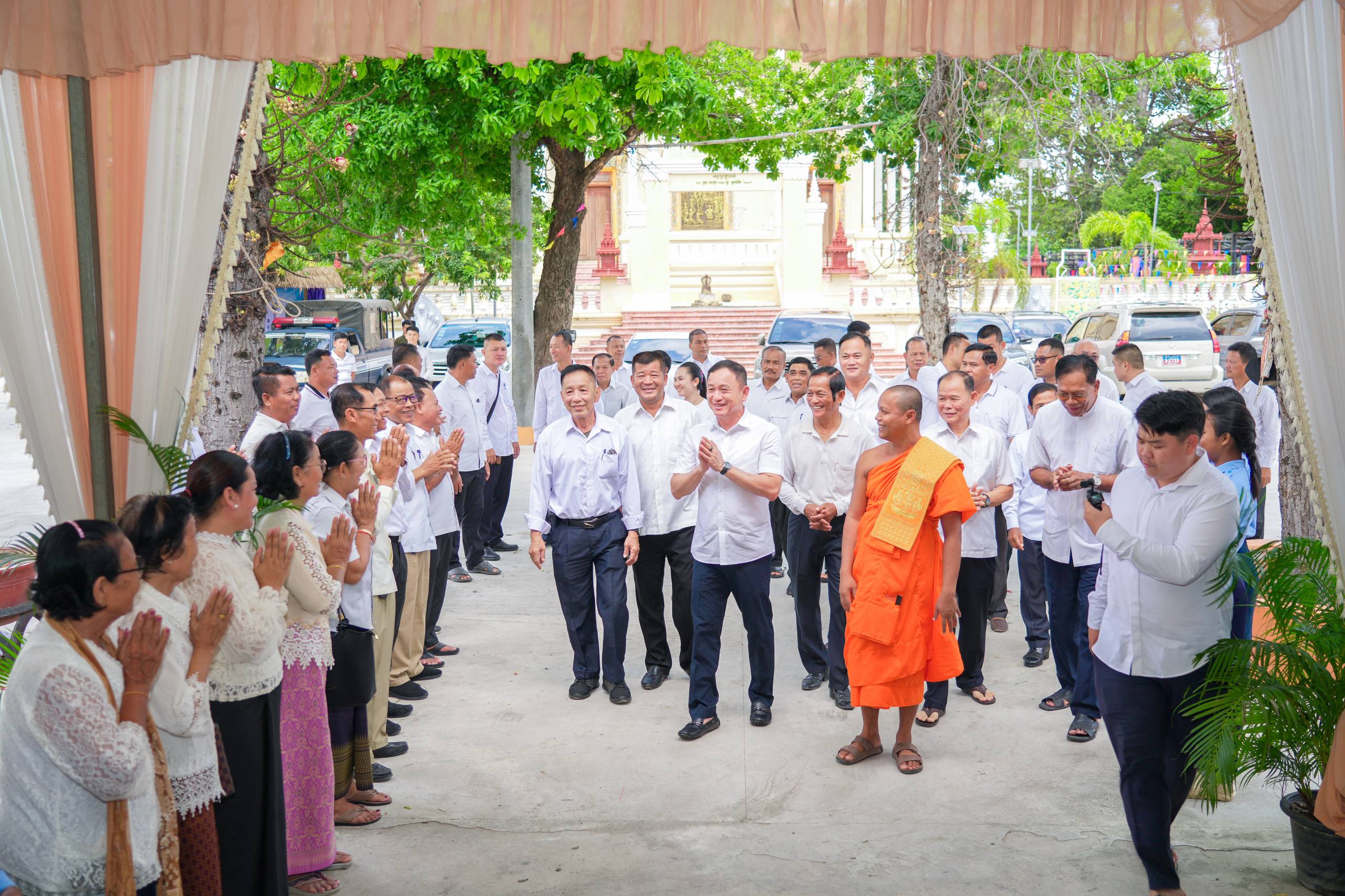 ឧត្តមសេនីយ៍ឯក រ័ត្ន ស្រ៊ាង នាំទេយ្យទានប្រគេនព្រះសង្ឃក្នុងឱកាសវេនកាន់បិណ្ឌ ចំនួន០២វត្ត ក្នុងសង្កាត់ព្រែកកំពឹស ខណ្ឌដង្កោ!