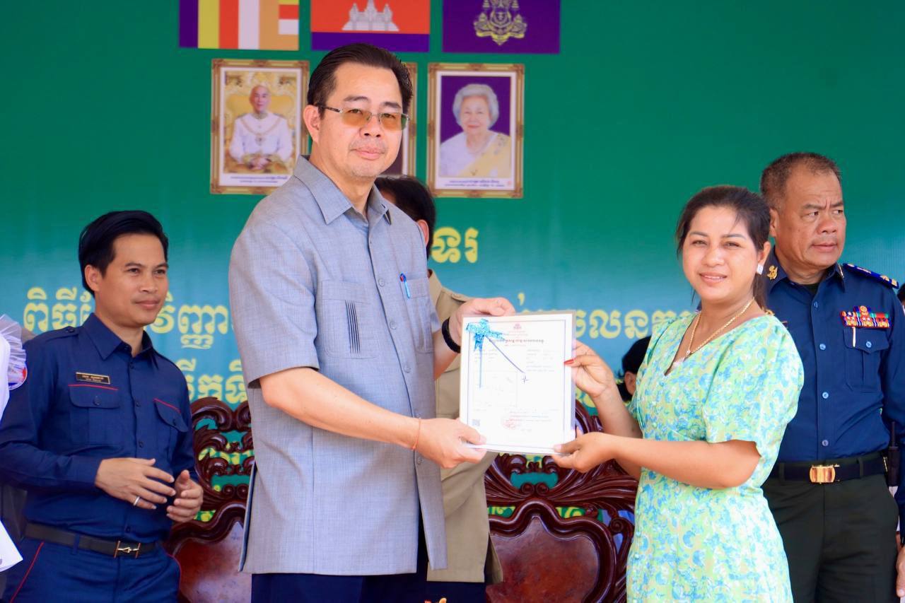 វិញ្ញាបនបត្រសម្គាល់ម្ចាស់អចលវត្ថុចំនួន ២ ៨៦៨ បណ្ណត្រូវបានចែកជូនបងប្អូនប្រជាពលរដ្ឋ ស្ថិតនៅភូមិ ១, ២ និង ៣ សង្កាត់លេខ ១ ក្រុងព្រះសីហនុ..