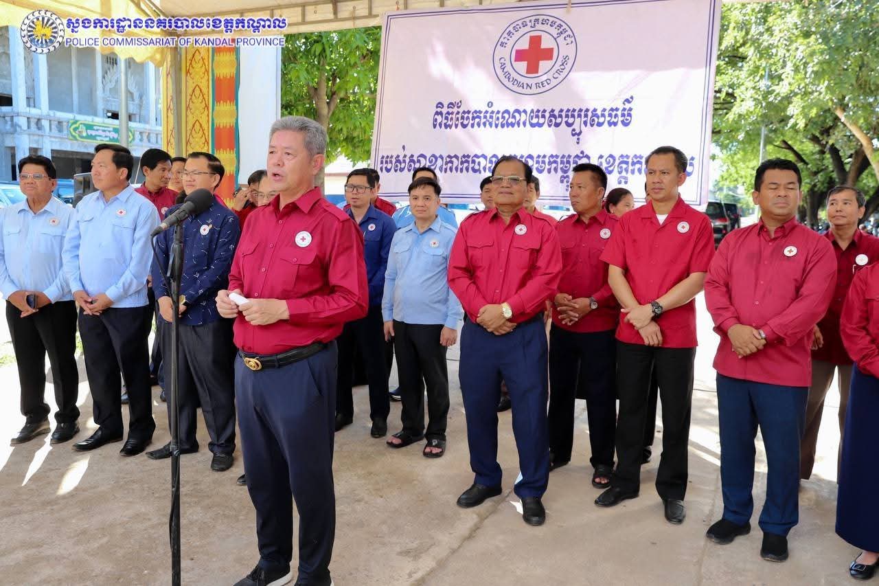 លោកឧត្តមសេនីយ៍ទោ ឈឿន សុចិត្ត ស្នងការនគរបាលខេត្តកណ្តាល និងជាអនុប្រធានកិត្តិយសសាខាកាកបាទក្រហមកម្ពុជាខេត្តកណ្តាល បានអមដំណើរឯកឧត្តមបណ្ឌិត ម៉ៅ ភិរុណ ប្រធានកិត្តិយសសាខាកាកបាទក្រហមកម្ពុជាខេត្តកណ្តាល និង ឯកឧត្តម គួច ចំរើន អភិបាល នៃគណៈអភិបាលខេត្តកណ្តាល ..