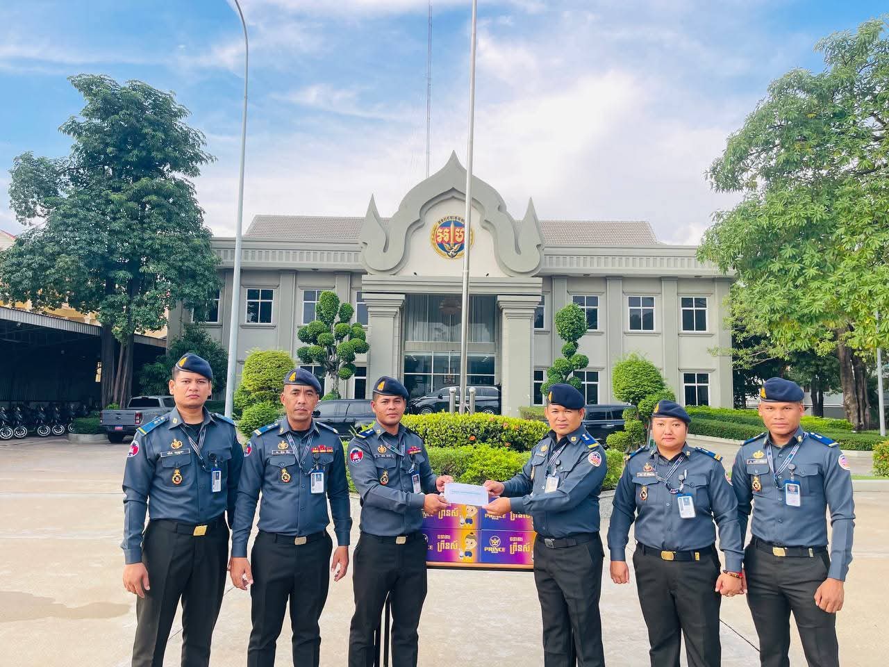 ក្រុមការងារ អាវុធហត្ថរាជធានីភ្នំពេញ ចុះសួរសុខទុក្ខដល់សមាជិកចំនួន២នាក់ ដែលមានប្រពន្ធទើបសម្រាលកូន!