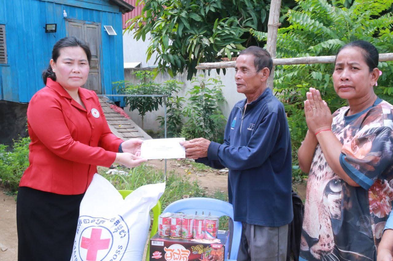 សាខាកាកបាទក្រហមកម្ពុជាខេត្តកណ្តាល ចូលរួមរំលែកទុក្ខ និងនាំយកអំណោយមនុស្សធម៌របស់សាខាកាកបាទក្រហមកម្ពុជាខេត្ត ទៅជូនដល់គ្រួសារសពលង់ទឹកស្លាប់ ចំនួន ៣គ្រួសារ និងជនមានពិការភាពជីវភាពទីទ័លក្រមានកូនច្រើនក្នុងបន្ទុក ១គ្រួសារ នៅស្រុកពញាឮ..