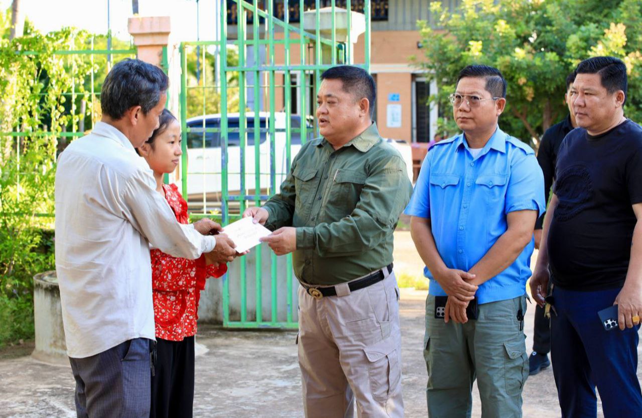 លោកឧត្តមសេនីយ៍ទោ ហេង សុផល ផ្ដល់រង្វាន់លើកទឹកចិត្តសិស្សនិទ្ទេស A នៅសង្កាត់កំពង់ក្របៅ