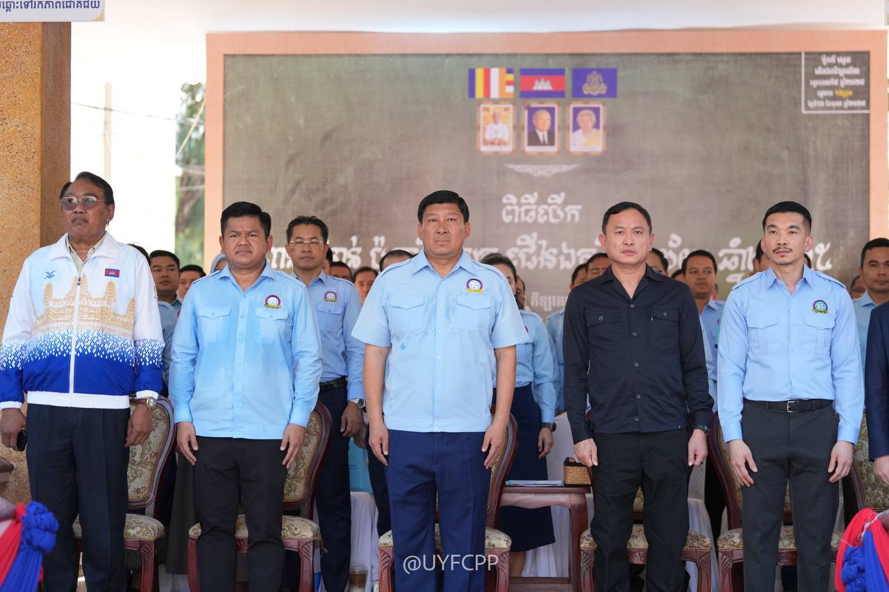 ទិដ្ឋភាពក្នុងព្រឹត្តិការណ៍ពិធីបើកពានរង្វាន់បាល់ទាត់ «ប៉ូការី​ ស្វេតជើងឯកវិទ្យាល័យ» ឆ្នាំ២០២៥ នៅវិទ្យាល័យព្រះស៊ីសុវត្ថិ