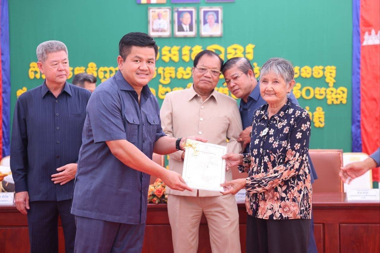 វិញ្ញាបនបត្រសម្គាល់ម្ចាស់អចលនវត្ថុចំនួន ៣,០៩០ បណ្ណ ត្រូវ​បាន​ប្រគល់​ជូនប្រជាពលរដ្ឋក្នុងភូមិអំពិលទឹក និងភូមិកំពង់ពោធិ៍ ឃុំកំពង់ភ្នំ ស្រុកលើកដែក​ ខេត្ត​កណ្ដាល​