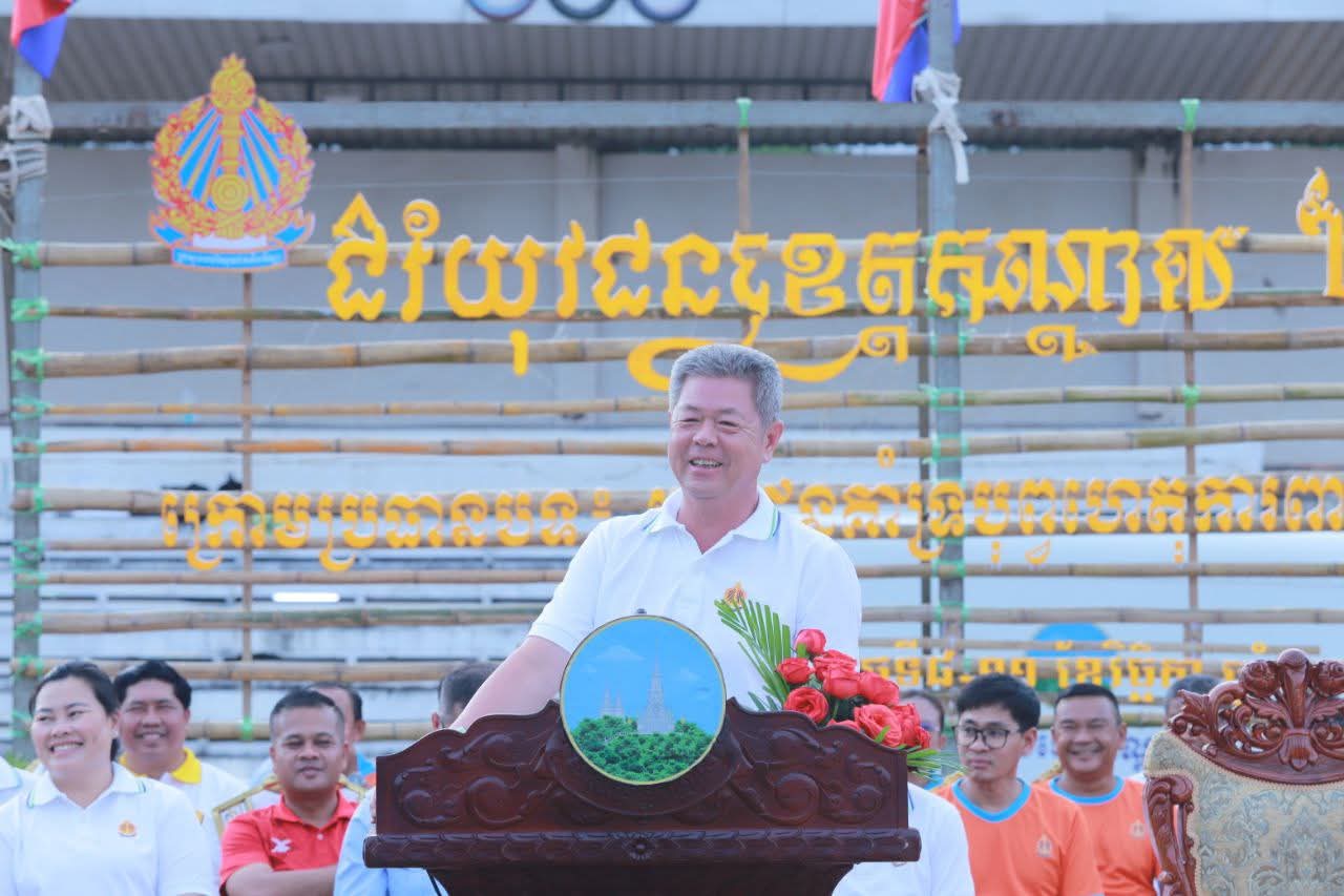 ក្នុងនាមជា យុវជន ក្មួយៗសិស្សានុសិស្សទាំងអស់ មិនចាំបាច់កាន់អាវុធនៅសមរភូមិនោះទេ ប៉ុន្តែក្មួយៗត្រូវ “មិនស្ងៀម” ក្នុងការខិតខំរៀនសូត្រ “មិនស្ងៀម” ក្នុងការអភិវឌ្ឍខ្លួនឯង “មិនស្ងៀម” ក្នុងការចូលរួម អភិវឌ្ឍសង្គមជាតិឱ្យបានរឹងមាំ នោះហើយគឺជាការគាំទ្របុព្វហេតុការពារជាតិដ៏ពិតប្រាកដបំផុត..