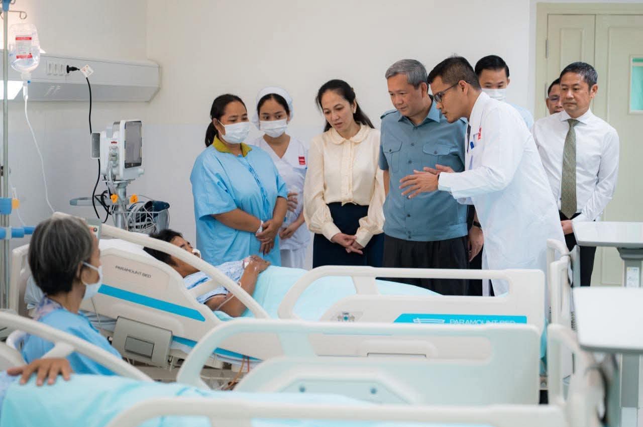 សម្ដេចបវរធិបតី  នាយករដ្ឋមន្ត្រីនៃកម្ពុជា និង លោកជំទាវបណ្ឌិត  បានអញ្ជើញសួរសុខទុក្ខដល់បងប្អូនប្រជាពលរដ្ឋស្លូតត្រង់ចំនួន ៣នាក់ដែលរងរបួសដោយសា..