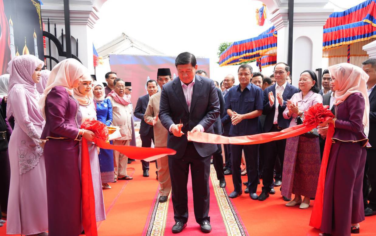 ឧបនាយករដ្ឋមន្ត្រី​ សាយ​ សំអាល់​ ៖​ កម្ពុជាគឺជាប្រទេសដែលមនុស្សរស់នៅក្នុង សេរីភាព សេចក្ដីថ្លៃថ្នូរ និងសុភមង្គល ដោយមិនមានការរើសអើងសាសនា និងជាសង្គមដែលជាពហុវប្បធម៌..