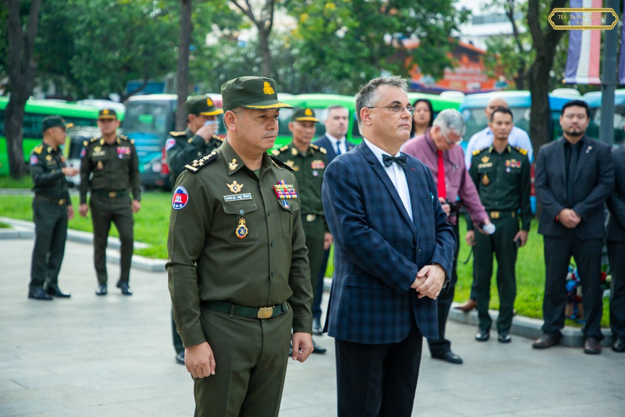 ឯកឧត្តម នាយឧត្តមសេនីយ៍ ទៀ សីហា ឧបនាយករដ្ឋមន្រ្តី រដ្ឋមន្រ្តីក្រសួងការពារជាតិ បានអញ្ជើញជាអធិបតី ក្នុងពិធីរំលឹកវិញ្ញាណក្ខន្ធ​ដល់យុទ្ធជន ដែលបានពលីក្នុងសម័យសង្គ្រាមលោកលើកទី១ នៅស្ថានទូតបារាំង នាព្រឹកថ្ងៃទី១១ ខែវិច្ឆិកា ឆ្នាំ២០២៥..