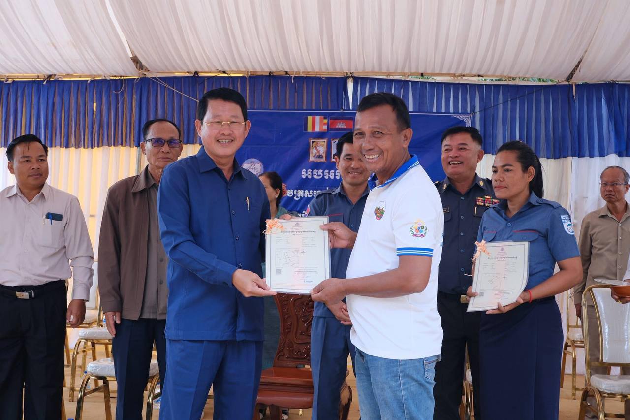 វិញ្ញាបនបត្រអចលនវត្ថុ ចំនួន ២ ៥០៧ បណ្ណ ត្រូវបានចែកជូនដល់ប្រជាពលរដ្ឋចំនួន៤ភូមិ៖ ភូមិត្រពាំងស្រែ ភូមិជើងឃ្លេ ភូមិច្រាប និងភូមិជ្រៃម៉ាំង ឃុំ ២ធ្នូ ស្រុកស្នួល​ ខេត្ត​ក្រចេះ​