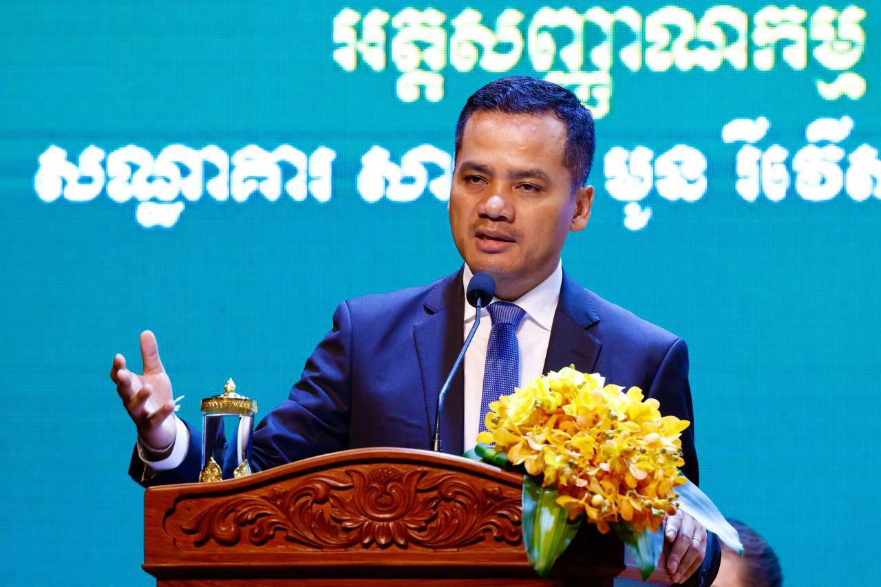 ឯកឧត្តមអភិសន្តិបណ្ឌិត ស សុខា កៀរគរធនាគារនិងគ្រឹះស្ថានមីក្រូហិរញ្ញវត្ថុ សហការជាមួយសមត្ថកិច្ច ដើម្បីបង្ក្រាបបទល្មើសឆបោកតាមទូរសព្ទ និងមធ្យោបាយទំនាក់ទំនងសង្គម..