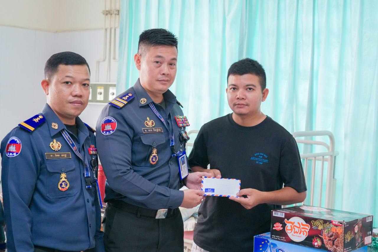 ក្រុមការងារ អាវុធហត្ថរាជធានីភ្នំពេញ នាំយកអំណោយចុះសួរសុខទុក្ខ គ្រួសារសមាជិក ដែលមានប្រពន្ធទើបសម្រាលកូន!.