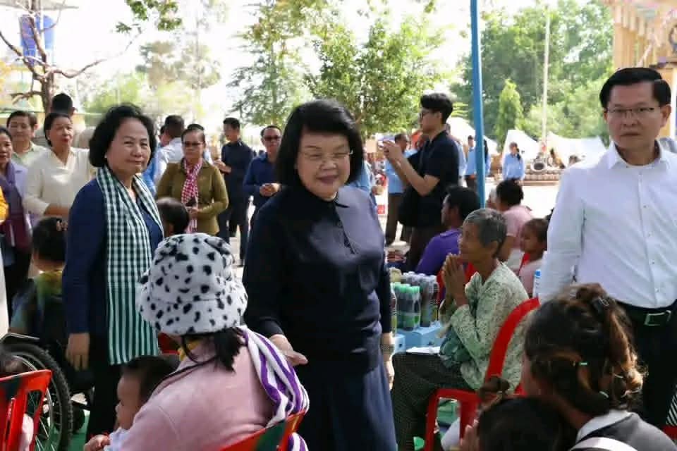 សម្តេចប្រធានរដ្ឋសភា យកឱកាសនៃទិវាអន្តរជាតិនារី ៨ មីនា លើកទី១១៥ ជួបសំណេះសំណាលនិងចែកអំណោយជូនពលរដ្ឋភៀសសឹក ស្រុកក្រឡាញ់ និងស្រុកពួក ខេត្តសៀមរាប..