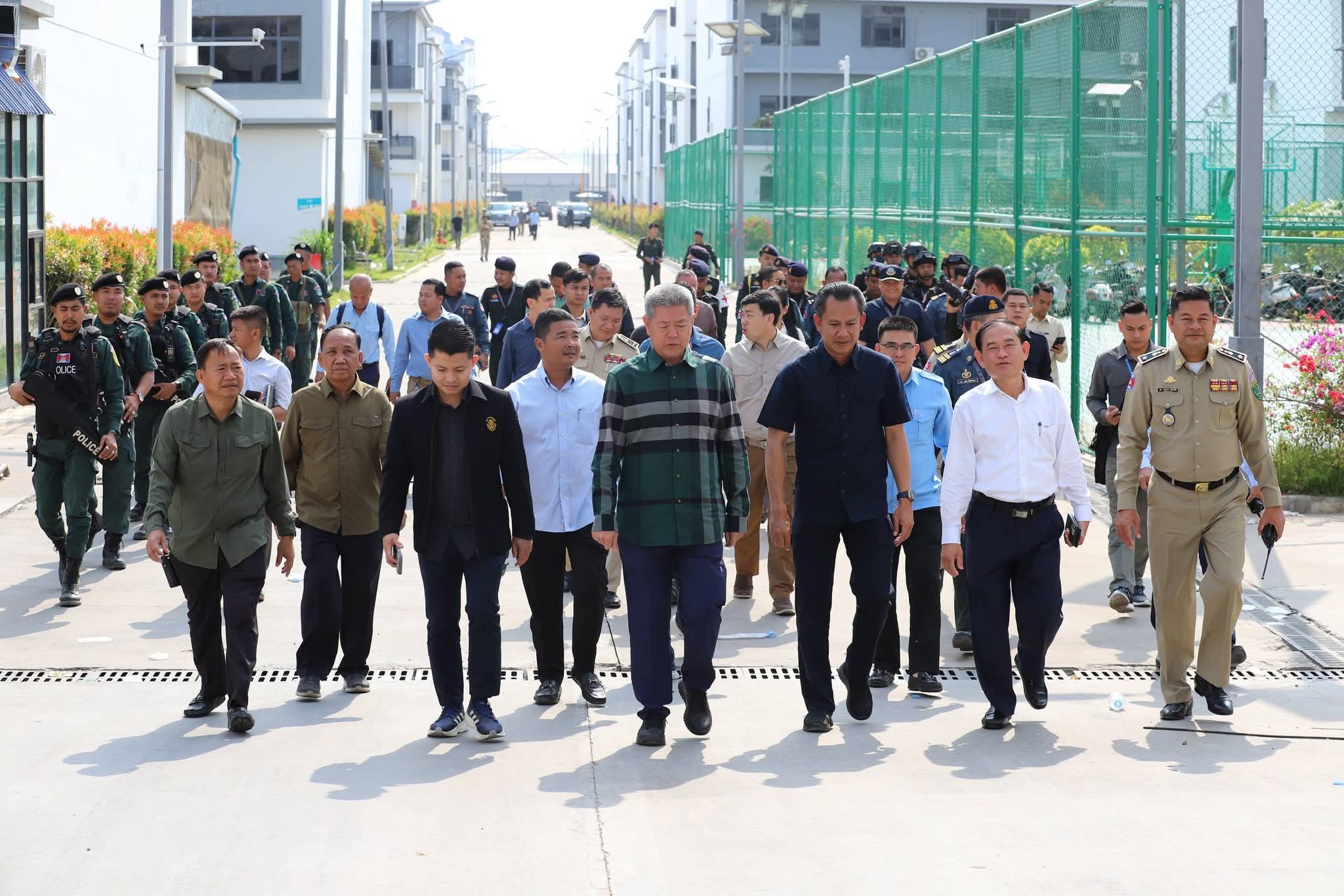 ឯកឧត្តម គួច ចំរើន អភិបាលខេត្តកណ្តាល បានណែនាំដល់អាជ្ញាធរក្រុងសំពៅពូន ព្រមទាំងកងកម្លាំងមានសមត្ថកិច្ចពាក់ព័ន្ធទាំងអស់ត្រូវការពារតាមបណ្តាក្រុមហ៊ុន/កាស៊ីណូ ដែលបានបិទសៀល ពាក់ព័ន្ធ និងករណីបទល្មើស Scam Online ឱ្យបានល្អ..