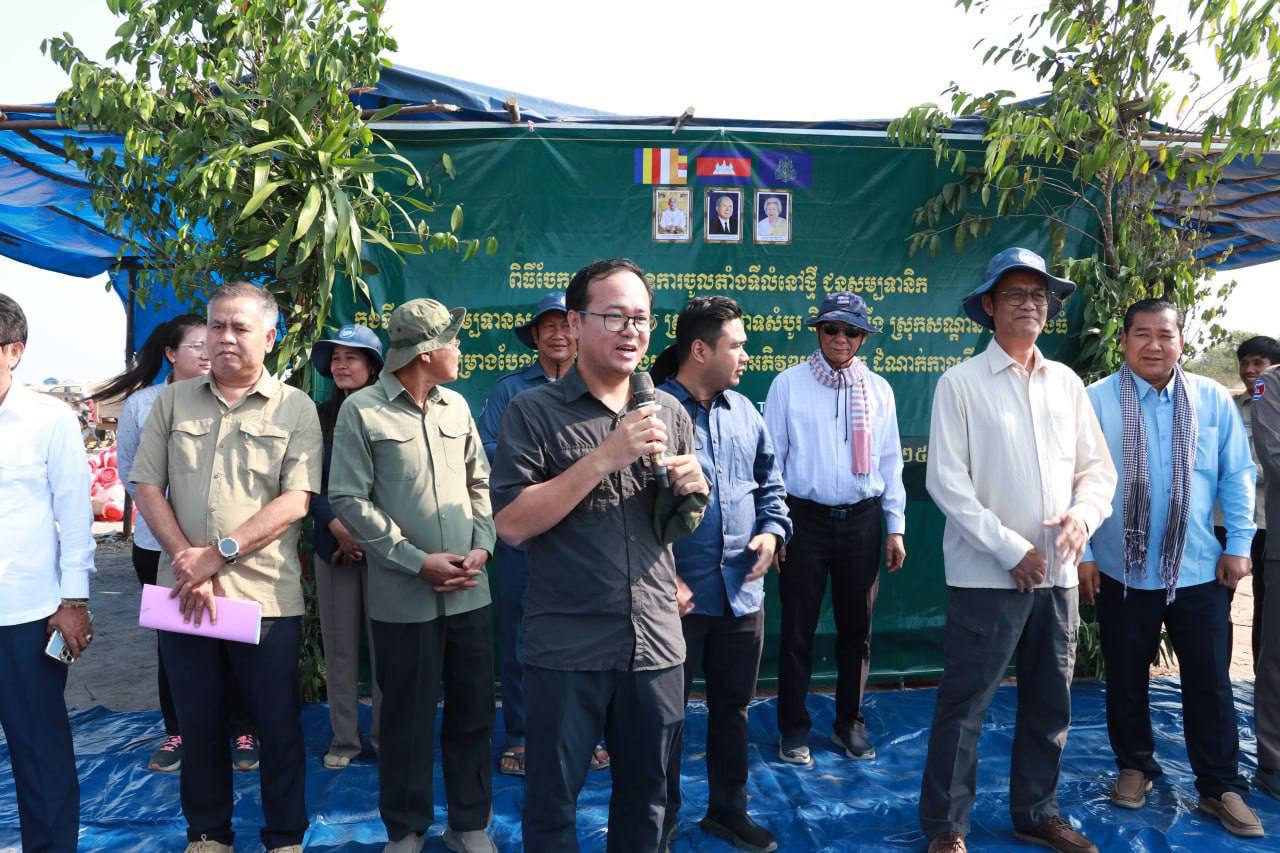 សម្បទានិកចំនួន ៣៣២គ្រួសារ ដែលគ្រោងនឹងចូលតាំងទីលំនៅថ្មី នៅលើទីតាំងដីសម្បទានសង្គមកិច្ចស្ថិតក្នុងឃុំគោល ស្រុកប្រាសាទសំបូរ និងឃុំទំរីង ស្រុកសណ្ដាន់ ខេត្តកំពង់ធំទទួលបានសម្ភារគាំទ្រការតាំងទីលំនៅថ្មី..