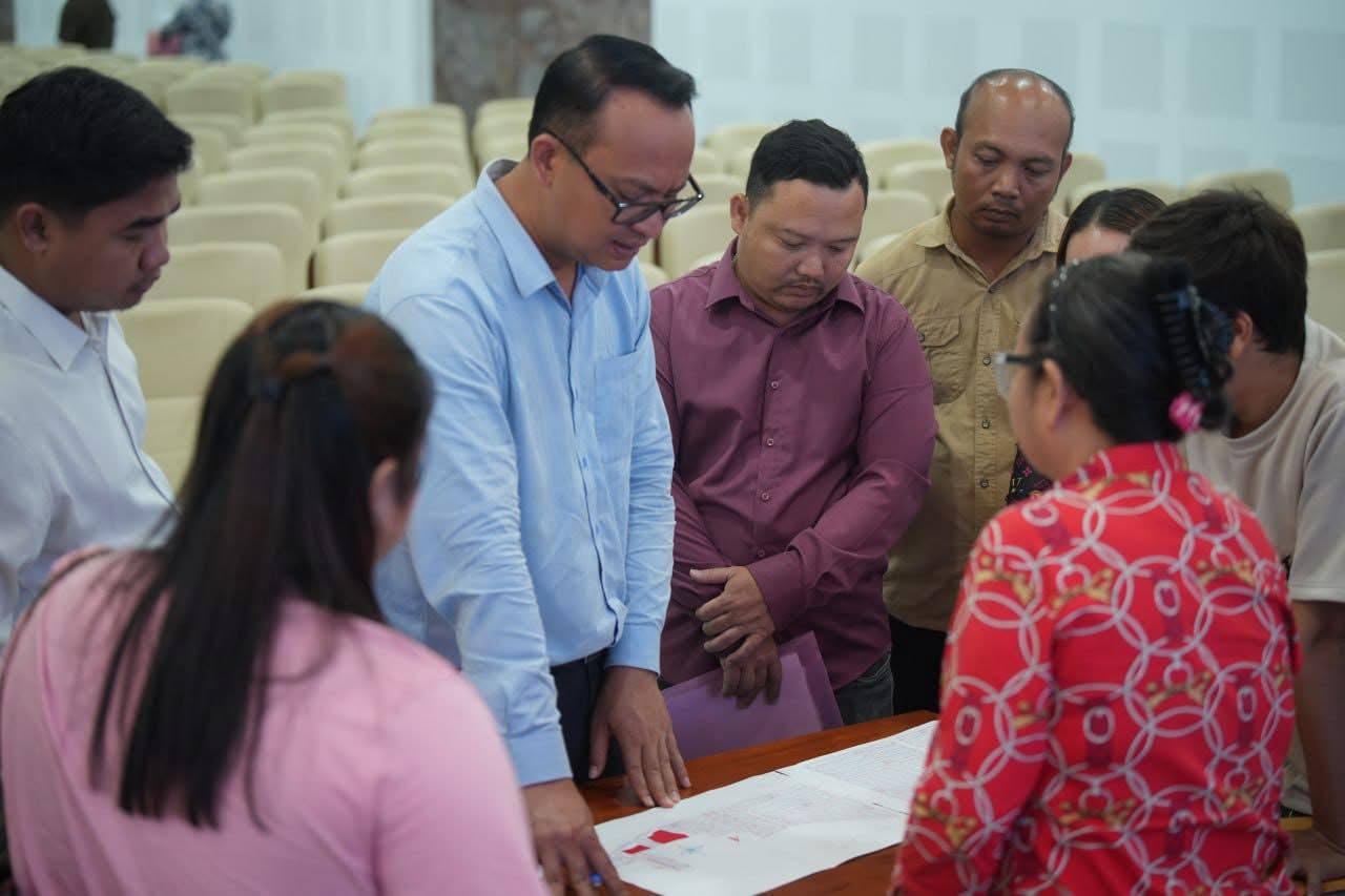 ក្រុមការងារក្រសួងរៀបចំដែនដី នគរូបនីយកម្ម​ និងសំណង់ បានជួបជាមួយពុកម៉ែ បងប្អូន ដែលជាអតិថិជនបុរីឡេង ណាវ៉ាត្រា គម្រោងផ្លូវ៥១ និងគម្រោង កូនចាស្ម៊ីន ខេត្តកំពង់ស្ពឺ..