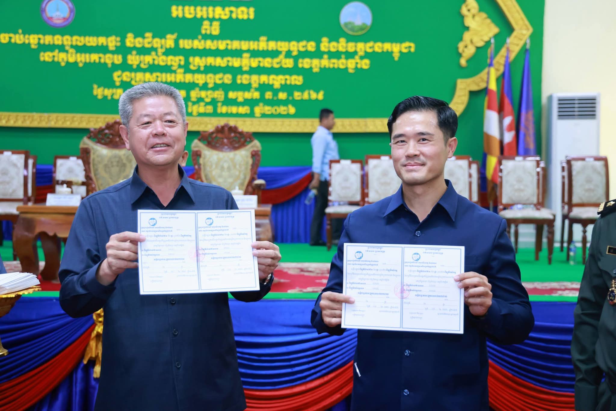 ភាពញញឹម និងក្ដីសង្ឃឹមថ្មីរបស់គ្រួសារអតីតយុទ្ធជន ក្នុងពិធីចាប់ឆ្នោតទទួលយកផ្ទះ និងដីឡូតិ៍ ជូនគ្រួសារអតីតយុទ្ធជន ខេត្តកណ្តាល​…