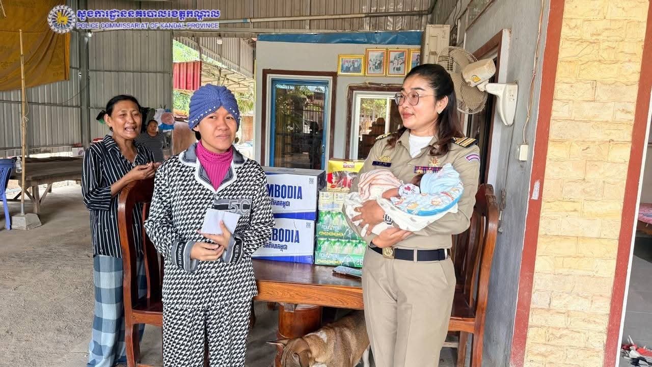 ឧត្តមសេនីយ៍ទោ ឈឿន សុចិត្ត ស្នងការនគរបាលខេត្តកណ្តាល បានចាត់លោកស្រីវរសេនីយ៍ទោ គង់ ធារិទ្ធ ស្នងការរង ជាតំណាង បានដឹកនាំក្រុមការងារយេនឌ័រ នៃស្នងការដ្ឋាននគរបាលខេត្តកណ្តាល ចុះសួរសុខទុក្ខ..