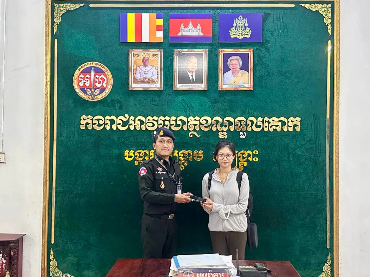 នារីរងគ្រោះជ្រុះបាត់ទូរស័ព្ទដៃ ទំនាក់ទំនងមកលេខទូរស័ព្ទបន្ទាន់ ១២៩១ អាវុធហត្ថរាជធានីភ្នំពេញ ជួយស្វែងរករហូតឃើញវិញ!