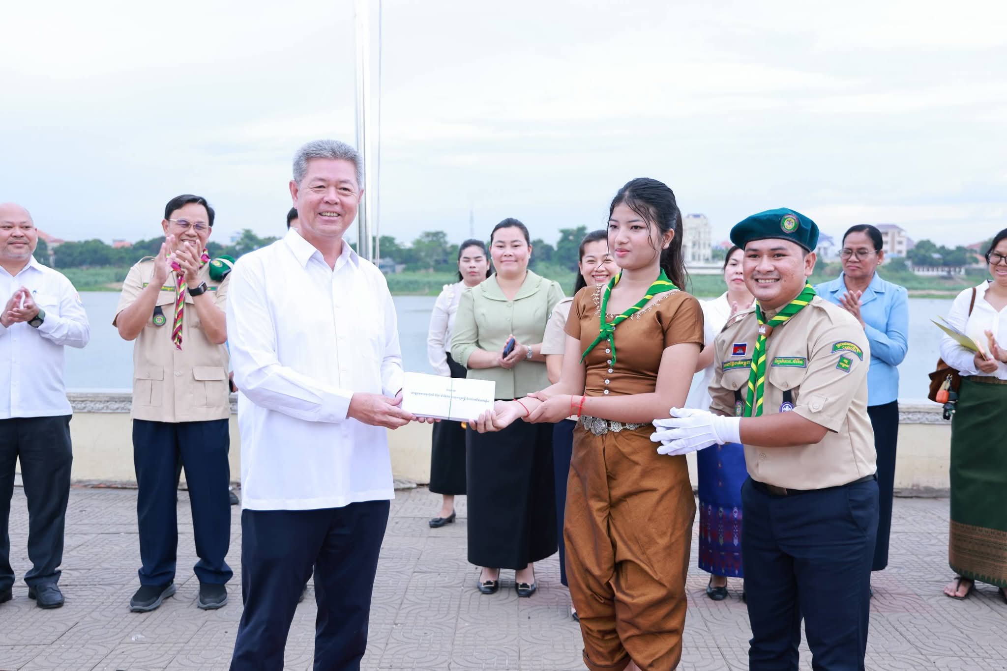 ឯកឧត្តម គួច ចំរើន អភិបាលខេត្តកណ្តាល ជួបសំណេះសំណាលជាមួយក្រុមភ្លេងយុវជនកាយរឹទ្ធិខេត្តកណ្ដាល មុនចេញទៅប្រកួតក្រុមភ្លេងកាយរឹទ្ធថ្នាក់ជាតិលើកទី៣ ក្រោមប្រធានបទ «ភ្លេងកាយរឹទិ្ធ ដើម្បីសន្តិភាព និងការអភិវឌ្ឍ»..