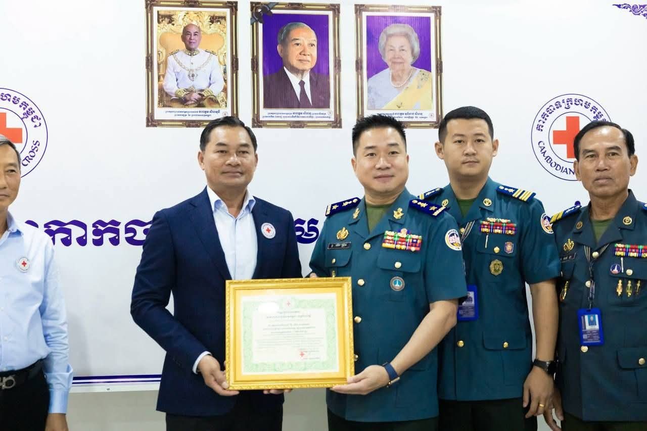 លោក​ឧត្តមសេនីយ៍ត្រី​ ម៉េង​​ ស្រ៊ុន​ មេបញ្ជាការ​​​ បានអញ្ជើញដឹកនាំប្រតិភូ​កងរាជអាវុធហត្ថខេត្តកំពង់ស្ពឺ​ នាំយកថវិការដប់លានរៀល ក្នុងការចូលរួមឧបត្ថម្តដោយស្ម័គ្រចិត្តមូលនិធិកាកបាទក្រហមកម្ពុជាខេត្តកំពង់ស្ពឺ​ ក្នុងទិវាពិភពលោកកាកបាទក្រហម និងអឌ្ឍចន្ទក្រហម ៨ ឧសភា ឆ្នាំ២០២៦ ក្រោមមូលបទ«បន្តរួមកម្លាំងគ្នា ដើម្បីមនុស្សធម៌»…