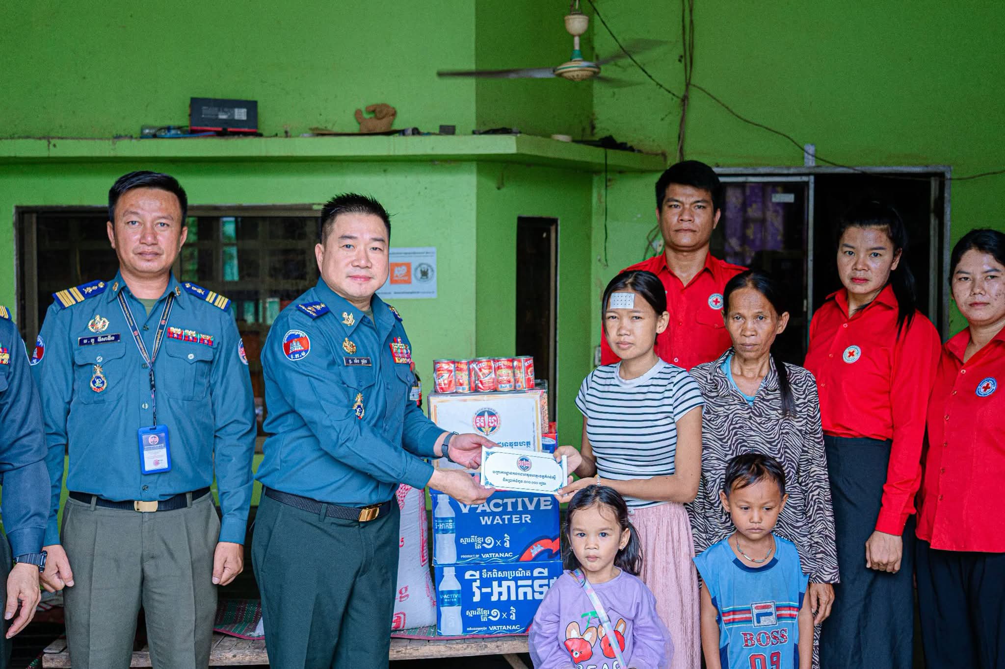 លោកឧត្តម​សេនីយ៍​ត្រី​​​ ម៉េ​ង​​​​ ស្រ៊ុន​​​ មេបញ្ជាការ​​​ បាន​បន្តអញ្ជើញ​ដឹកនាំក្រុមការងារកងរាជអាវុធហត្ថខេត្តកំពង់ស្ពឺ ចុះ​សួរសុខទុក្ខប្រជា​ពលរដ្ឋ​មាន​មានជីវភាព​ខ្វះខាត​ កំពុងជួបការលំបាក មានជំងឺប្រចាំកាយនិងលោកយាយចាស់ជរាមានជំងឺស្លាប់មួយចំហៀងខ្លួនក្នុងភូមិសាស្ត្រក្រុងច្បារមន…