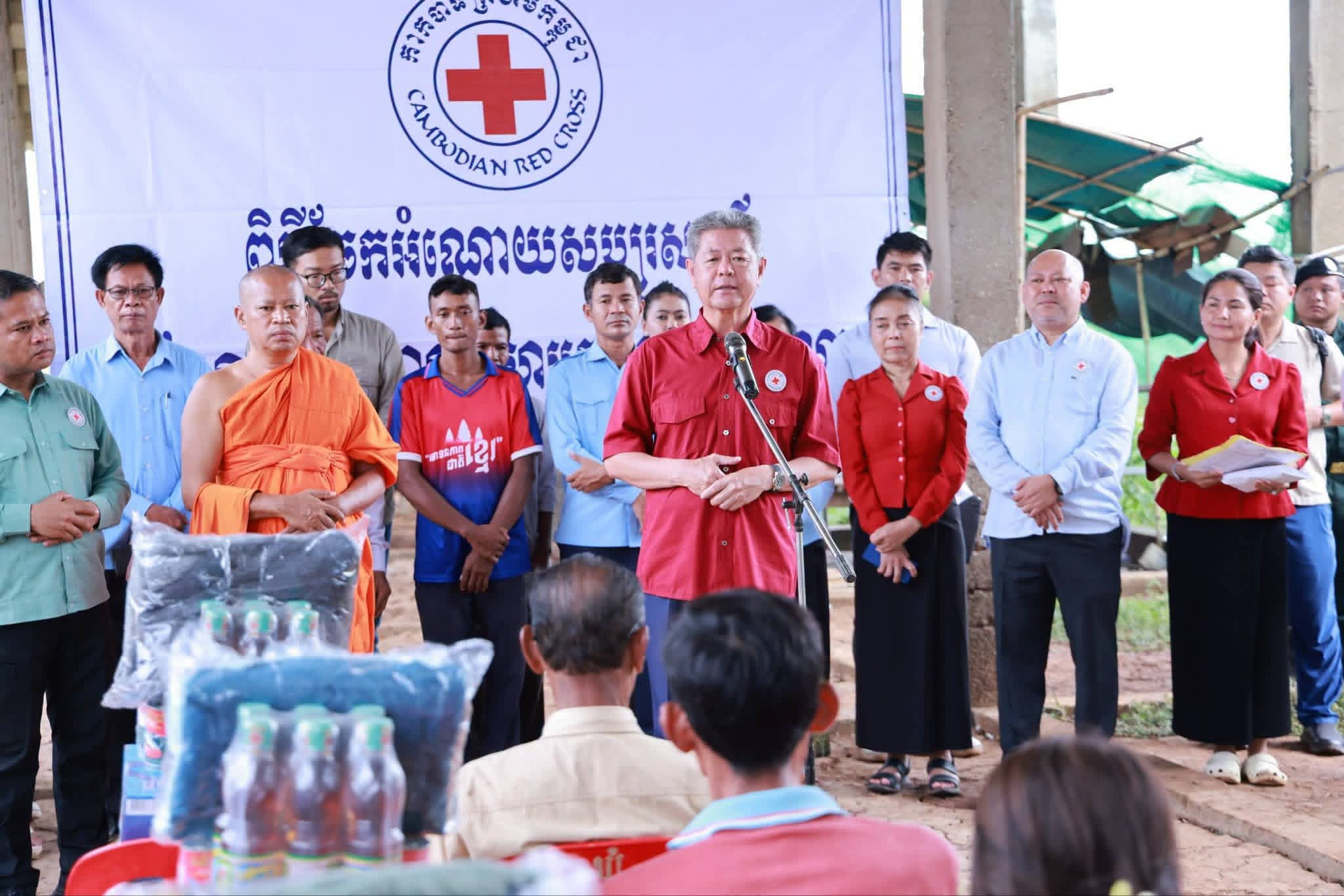 ប្រជាពលរដ្ឋ រងផលប៉ះពាល់ដោយសារគ្រោះធម្មជាតិខ្យល់កន្ត្រាក់ ចំនួន ១៦គ្រួសារ នៅក្រុងអរិយក្សត្រ ទទួលជំនួយសង្គ្រោះបន្ទាន់ពីសាខាកាកបាទក្រហមកម្ពុជាខេត្តកណ្ដាល…
