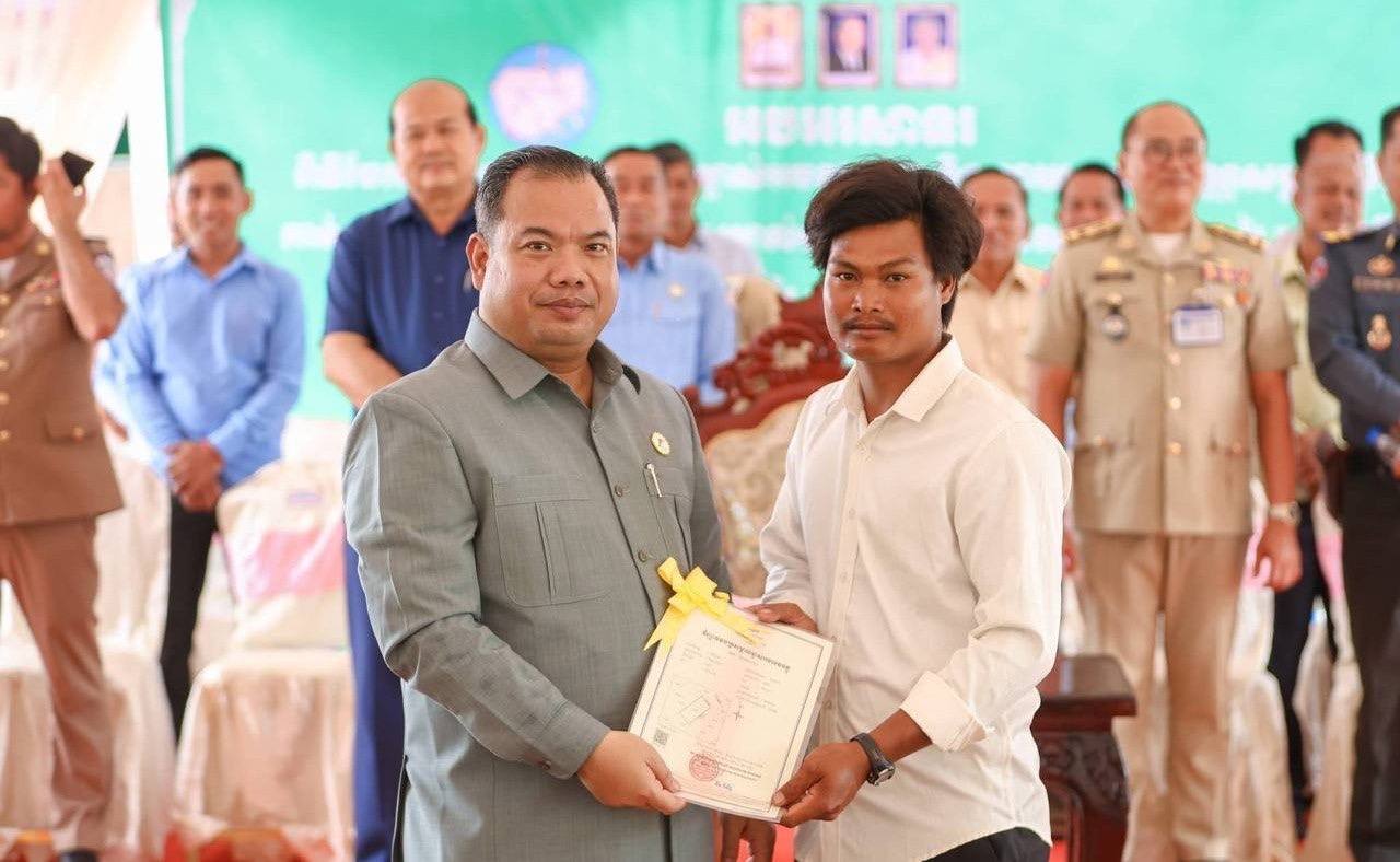បណ្ណកម្មសិទ្ធិចំនួន ១ ៧៦៣ បណ្ណ ត្រូវបានប្រគល់ជូនបងប្អូនប្រជាពលរដ្ឋនៅក្នុងភូមិអូររៃ ភូមិពងទឹក និងភូមិអន្លង់ស្វាយ ឃុំអូររៃ ស្រុកថាឡាបរិវ៉ាត់ ខេត្តស្ទឹងត្រែង..