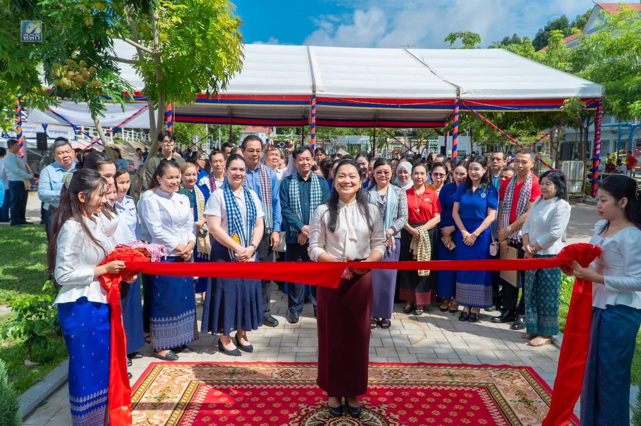 លោកជំទាវ ឌិត នីតា៖ «សាលារៀនគឺជាស្ពានតភ្ជាប់ក្តីស្រមៃរបស់កូនៗ ទៅកាន់អនាគតដ៏ភ្លឺស្វាង ដែលមានលោកគ្រូ អ្នកគ្រូ ជាអ្នកកាន់គោមបំភ្លឺផ្លូវ»..