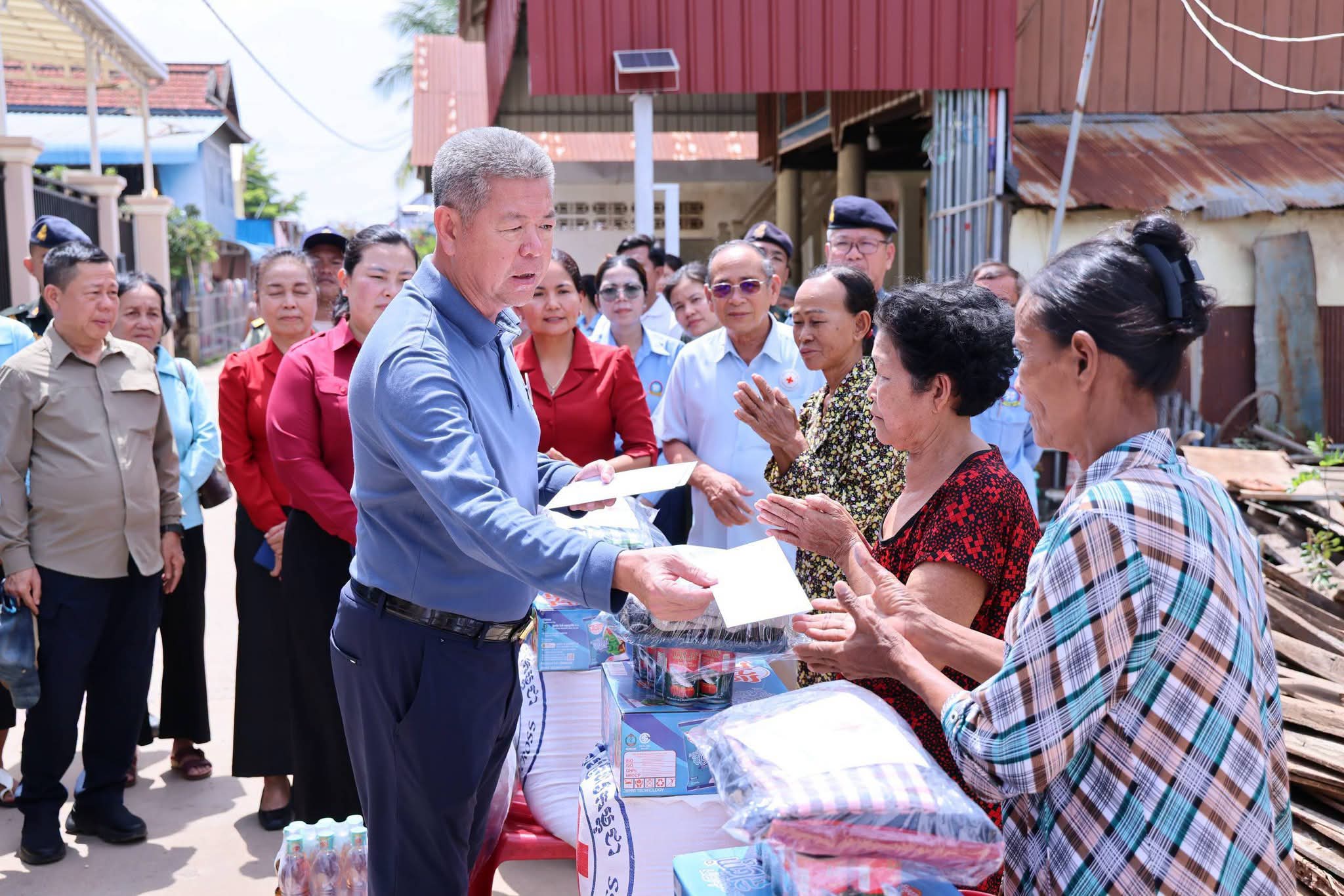 ប្រជាពលរដ្ឋក្រីក្ររងគ្រោះដោយខ្យល់កន្តរចំនួន០៣ គ្រួសារ ក្នុងស្រុកកោះធំ ទទួលបានអំណោយមនុស្សធម៌ ពីសាខាកាកបាទក្រហមកម្ពុជាខេត្តកណ្ដាល..