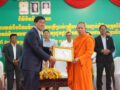 ប្រជាពលរដ្ឋផ្ទុះកំហឹង នឹងមន្ត្រីឧទ្យានុរក្សដេញចាប់ និងផ្ទុះអាវុធបណ្ដាលឱ្យដួលម៉ូតូស្លាប់មនុស្សម្នាក់ !នាំគ្នាមកឡោមព័ទ្ធដុតបំផ្លាញស្នាក់ការដែនជម្រកសត្វលំផាត់..