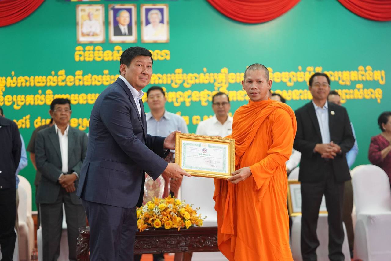 ប្រជាពលរដ្ឋផ្ទុះកំហឹង នឹងមន្ត្រីឧទ្យានុរក្សដេញចាប់ និងផ្ទុះអាវុធបណ្ដាលឱ្យដួលម៉ូតូស្លាប់មនុស្សម្នាក់ !នាំគ្នាមកឡោមព័ទ្ធដុតបំផ្លាញស្នាក់ការដែនជម្រកសត្វលំផាត់..