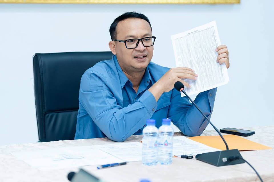 ទាំងភាគីម្ចាស់ដី អតិថិជន និងភាគីពាក់ព័ន្ធ ក្នុងគម្រោង ឡេង ណាវ៉ាត្រា បាត់ដំបង ដែលមានទីតាំងស្ថិតនៅភូមិកគោ ឃុំជ្រៃ និងភូមិប៉ោយសំរោង ឃុំតាពូង ស្រុកថ្មគោល និងភូមិវាលវង់ ឃុំតាស្ដារ ស្រុកសំពៅលូន ខេត្តបាត់ដំបង បានស្រុះស្រួលគ្នាបញ្ចប់ការងារ..